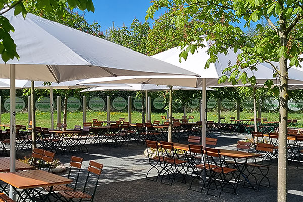 Geöffnete Sonnenschirme im digitalen Biergarten